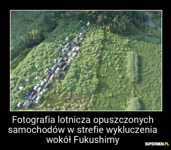 Fotografia lotnicza opuszczonych samochodów w strefie wykluczenia wokół Fukushimy